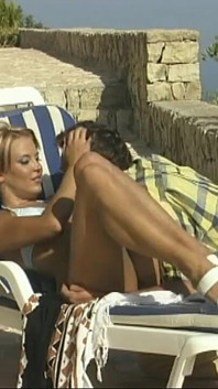 Schöne blonde MILf mit schönem körper bekommt ihren arsch gebrochen und hart von großem schwanz gefickt