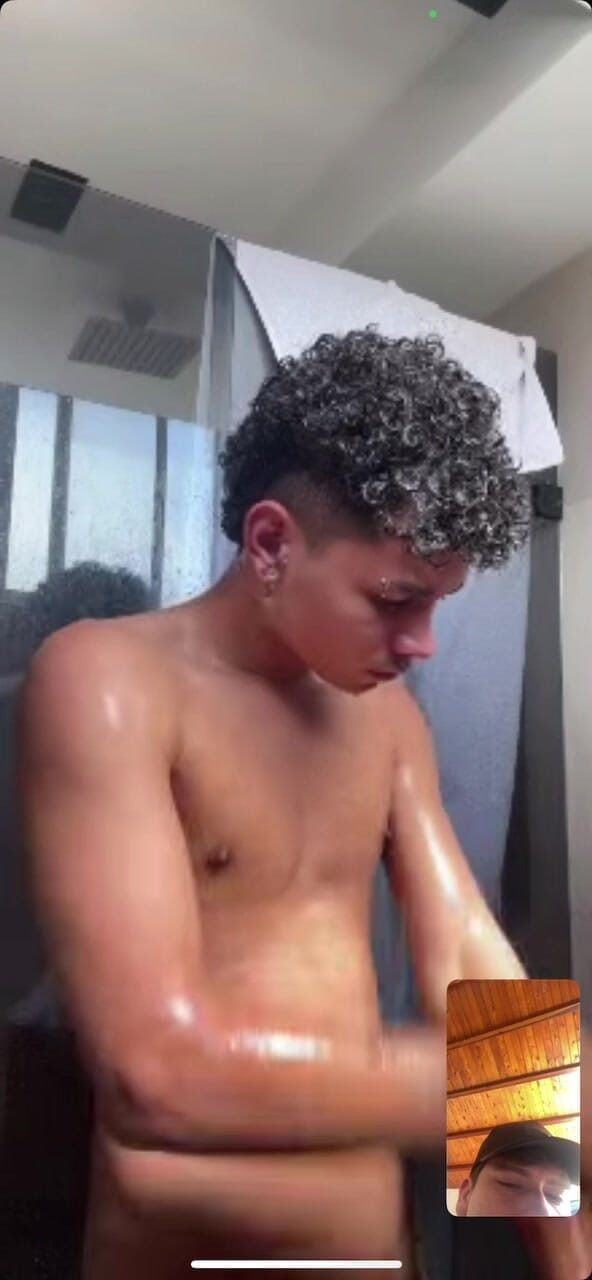 Icyhot707: Sprchuji se se svým heterosexuálním přítelem přes videohovor