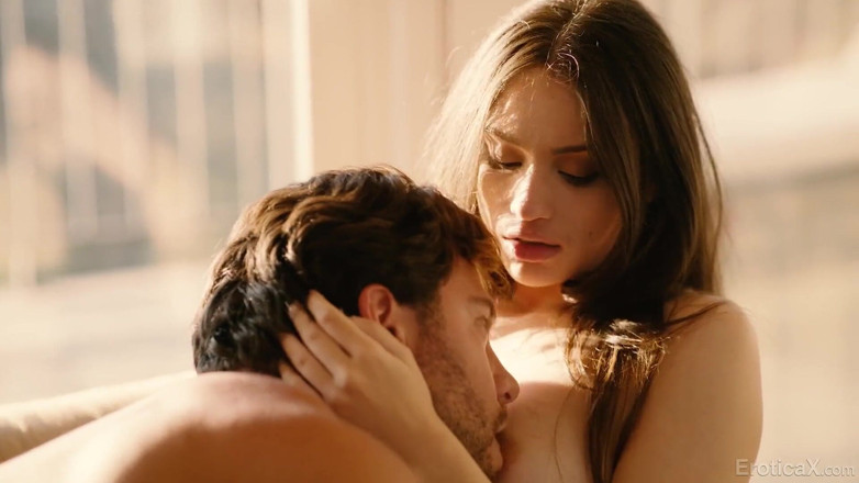 Erotica X: photographar Liv Wild, Seth ke land par kabja karti hai -...
