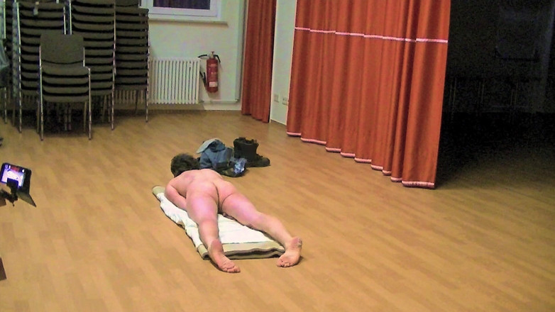 Mark Hannes: Masturbazione nuda con la gobba in un municipio