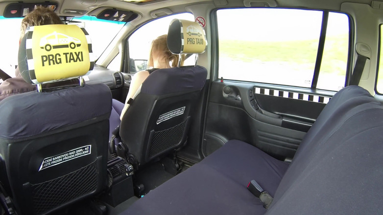 Czech Taxi: Frumusețe care ejaculează peste tot în cabină