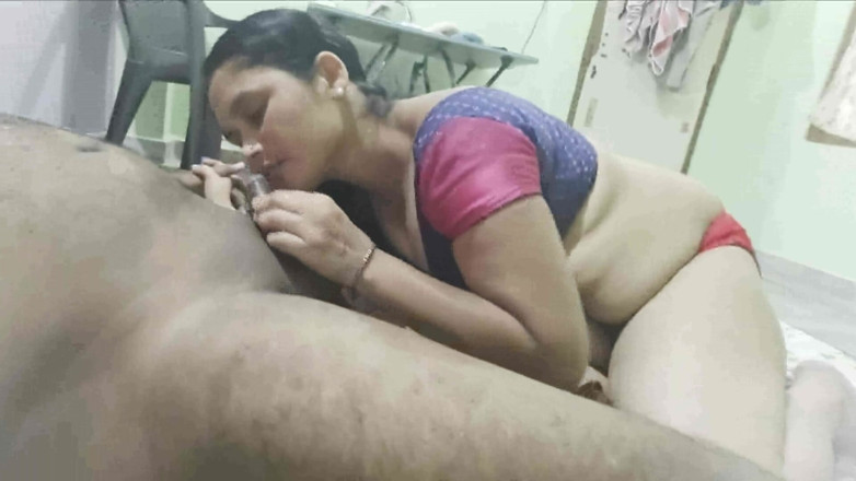 Sexy sindu: Une belle femme du village suce une bite