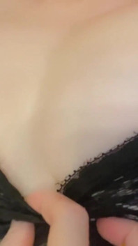 보지를 문지르며 레이스 팬티를 입고. 겸둥이 란제리. 스타킹을 입은 다리