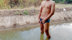 SinglePlayerBKK: Honění a stříkání do vody.