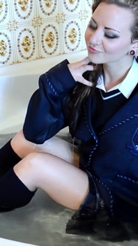 Tamsin K ile banyo zamanı