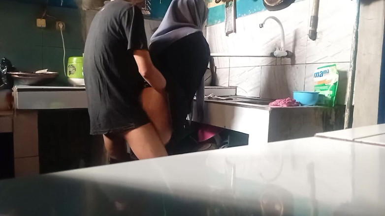Famly sex: Hermanastra lavando platos