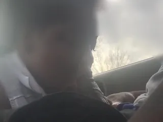 O curvă din ghetou a supt sperma de pe pula mea și a înghițit-o chiar înainte ca iubitul ei să tragă în sus. A trebuit să se umple de spermă în gura ei