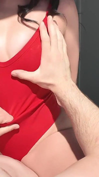 Attachée et baisée : la séduction du body red d’Arielle
