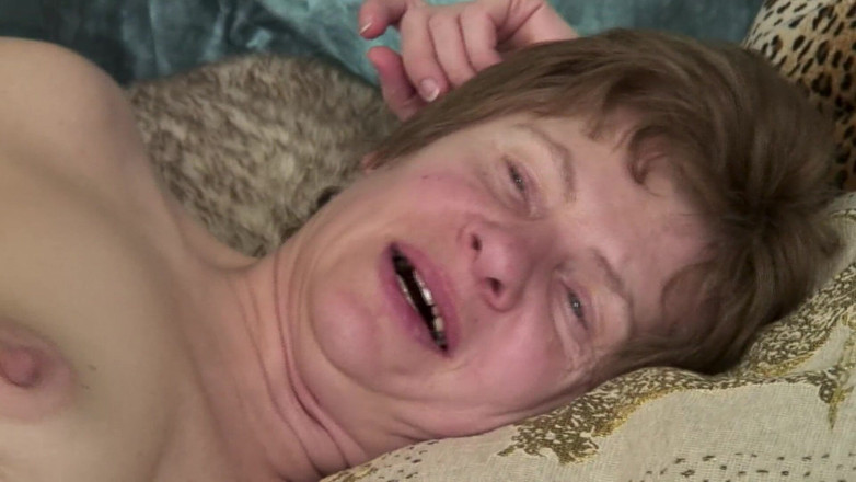 Onlyvids: La nonna arrapata si masturba e poi viene scopata