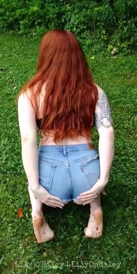 Lily O'Riley: La rossa esibizionista viene duramente nel parco