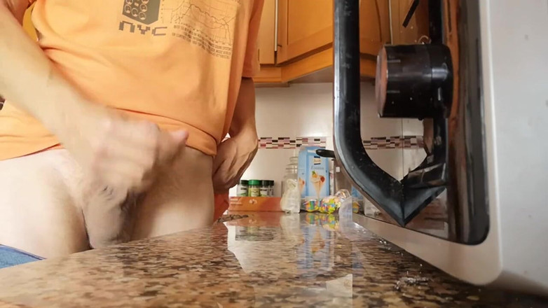 Rafael Torreano: Mírame correrse en el mostrador de la cocina