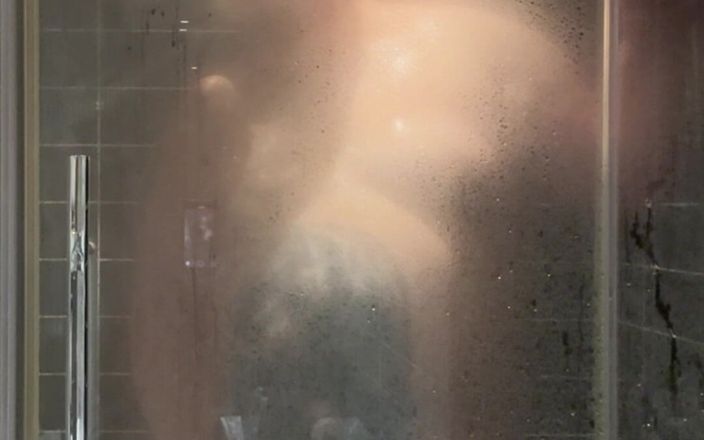 BigBearFrankfurt: Masturbation in the Shower