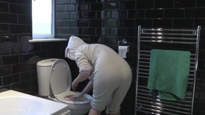 Her Kink UK: Onesie wee