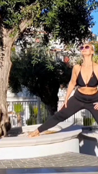 Les exercices de yoga de Selena et le sexe en plein air