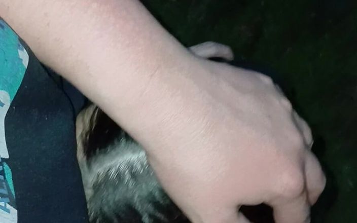 Lesbian-illusion: उसने मुझे पार्क में एक पेड़ के खिलाफ टिकी की और लालची ने मेरी चूत खा ली