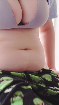 Fetiche sentado con estómago, vientre gordo de cerca, milf con curvas