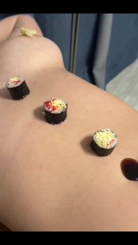 De que tipo de pratos você come sushi? Você quer comê-los de mim?