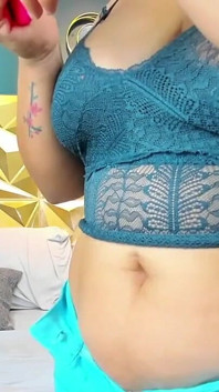 Piękna milf masturbuje się w pokoju