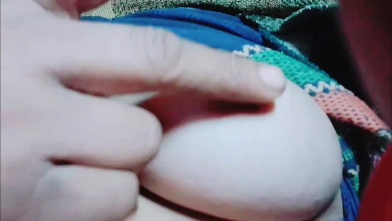 TricolorMusic3: Moje velká sexy prsa jsou velmi těsná, musí být vymačkaná...