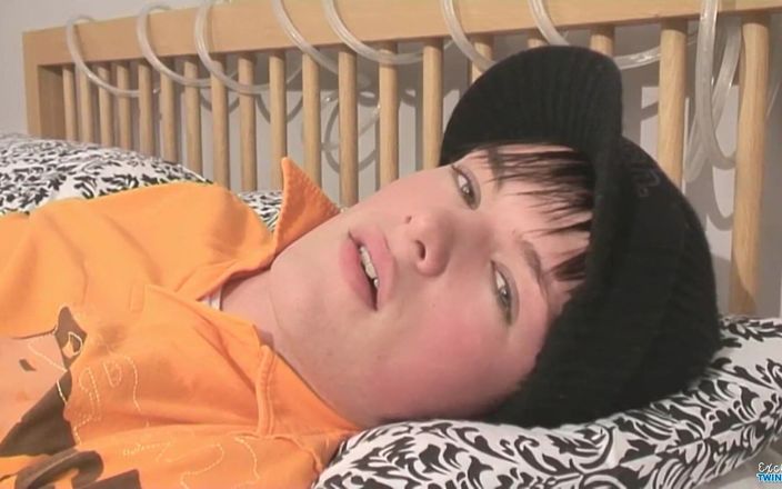 Lust For Boys: フィットレオンはそのディルドが大好きです