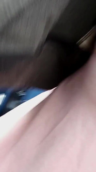 Arriscado se exibindo e gozada no meu carro pego