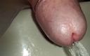 Kinky guy: Extreme close-up voorhuid van ongesneden pik tijdens het plassen