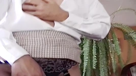 Jag kommer hem från jobbet och har sex med pigans styvson, jag suger hans stora kuk