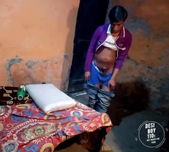 Indischer junge allein zu hause, sich komplett nackt zu machen