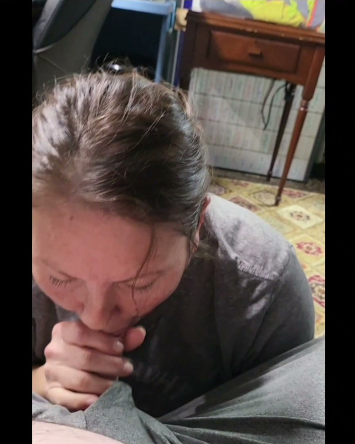 Biglefty10: Cette déesse super sexy suce des bites adore goûter son...