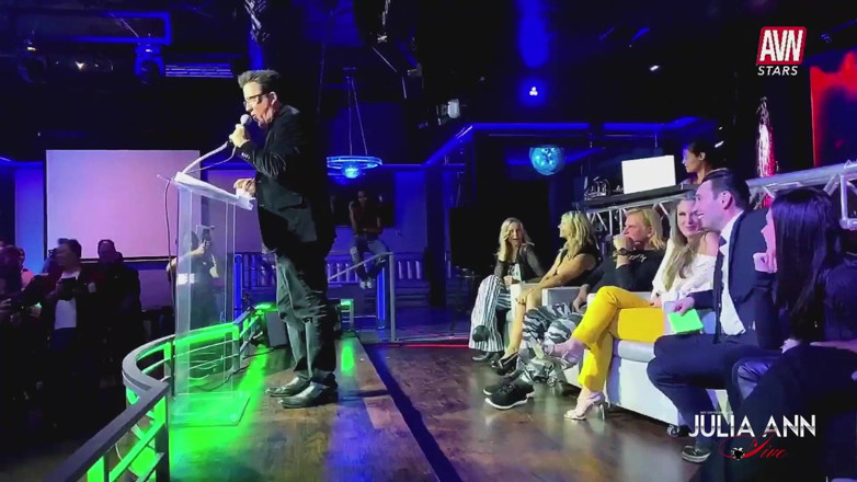 Julia Ann: Avn Roast-ku Berlanjut! Tommy!