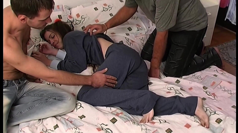 Fuck Cumshot Party: Blonďatá holka saje ptáka v divoké trojce šukací fest