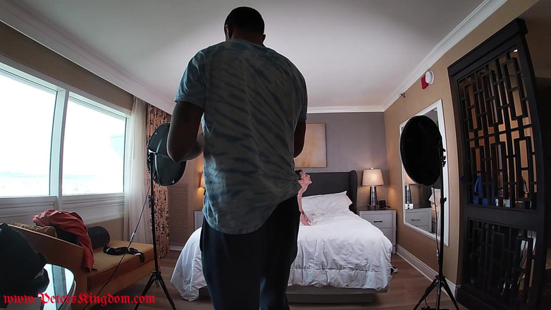 Peter's Kingdom: Enerjik latin hatun röportaj yapıyor ve sikiliyor