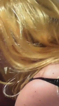 Belle blonde à gros nichons, je lui suce le cul et lui éjacule à l’intérieur.