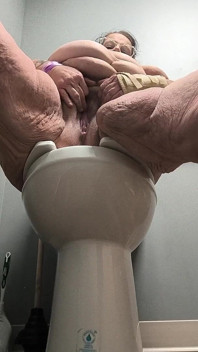 Ze geniet ervan om met haar poesje op het toilet te wrijven