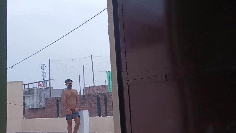 Sansuindia: Salman řidič nahý