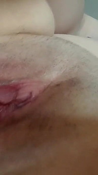 Scopando la mia figa grassa con il dildo in primo piano