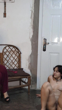 Cassandra Jasmine'e evcil hayvan gibi davranıyor