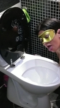 La bocca della troia schiava viene servita come toilette