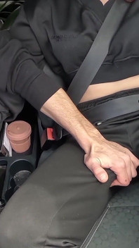Remaja comel berasa gembira di dalam kereta dengan ayah tiri Perv! Jari mengongkeknya semasa memandunya ke kolej