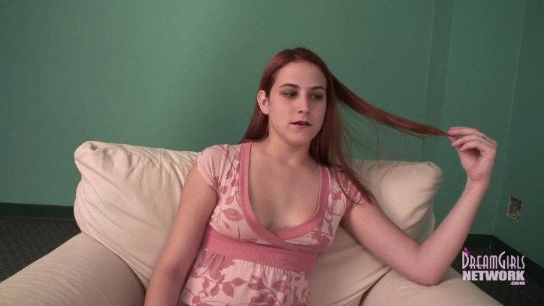 Dream Girls: Une jolie rousse excitée se doigte la chatte sur un...