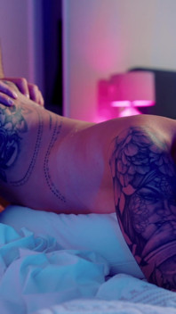 Getatoeëerde blondine met grote tieten krijgt een mond vol sperma