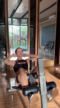 Entraînement à la gym dans un haut et un short moulant sexy