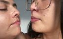Zoe &amp; Melissa: Elle me baise la bouche avec sa langue des câlins