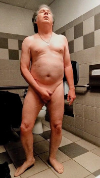 American_nudist: umumi tuvalette boşalıyor
