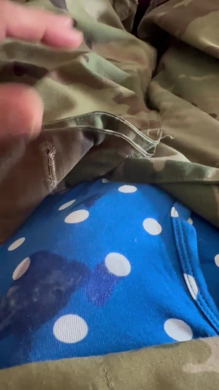 Gay Soldier Stuff: Askar berseronok pada hari bonggol dengan dirinya