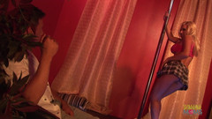 Shagging Stepmoms: Po zrobieniu striptiz dla faceta blond milf zszedł na penisa