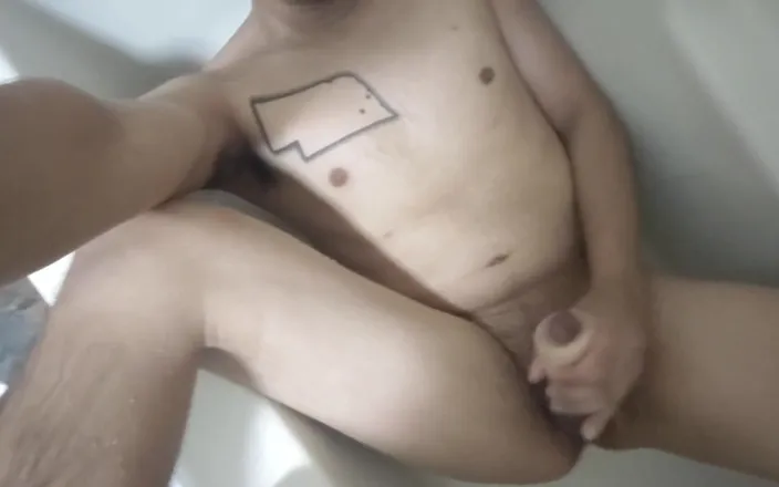 Frederect-Cumms: Horny Latin Stud Cums