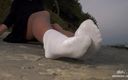 Mistress Legs: Une maîtresse incroyable pieds dans des chaussettes blanches sur des...