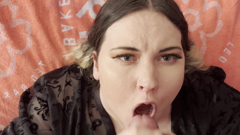 MissFFW: 肮脏的婊子在嘴里被射得最多的精液