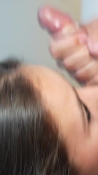 Leidenschaftlicher sex mit brünettem schätzchen mit einer großen spermaladung im mund